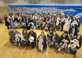 Acto de bienvenida a los nacidos este año, en el Palacio de Exposiciones, junto a la alcaldesa Gema Igual y la concejala Zulema Gancedo.