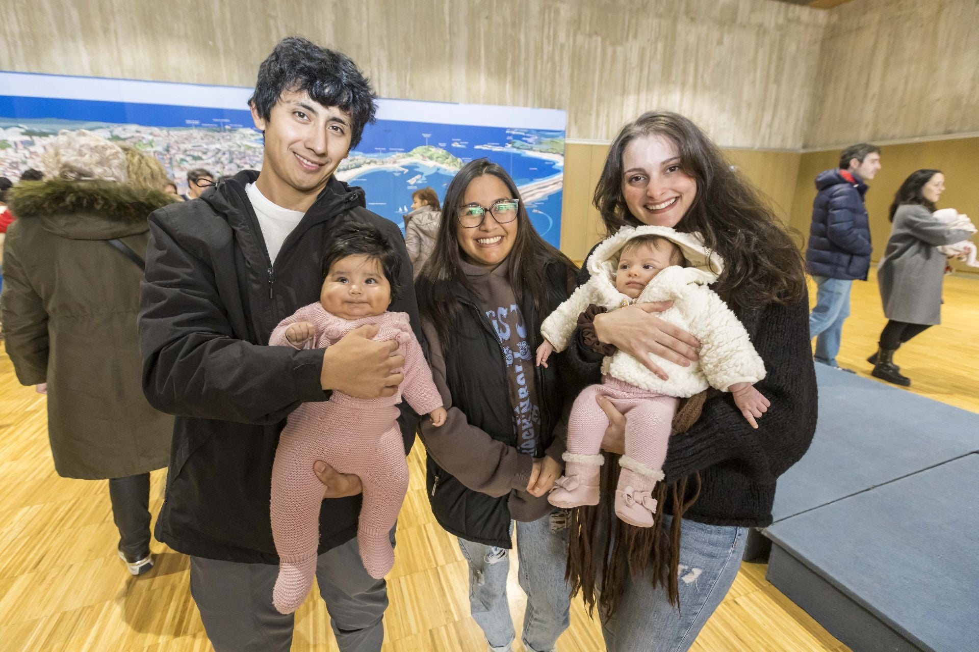 Bebés nacidos este año juntos a su familiares.