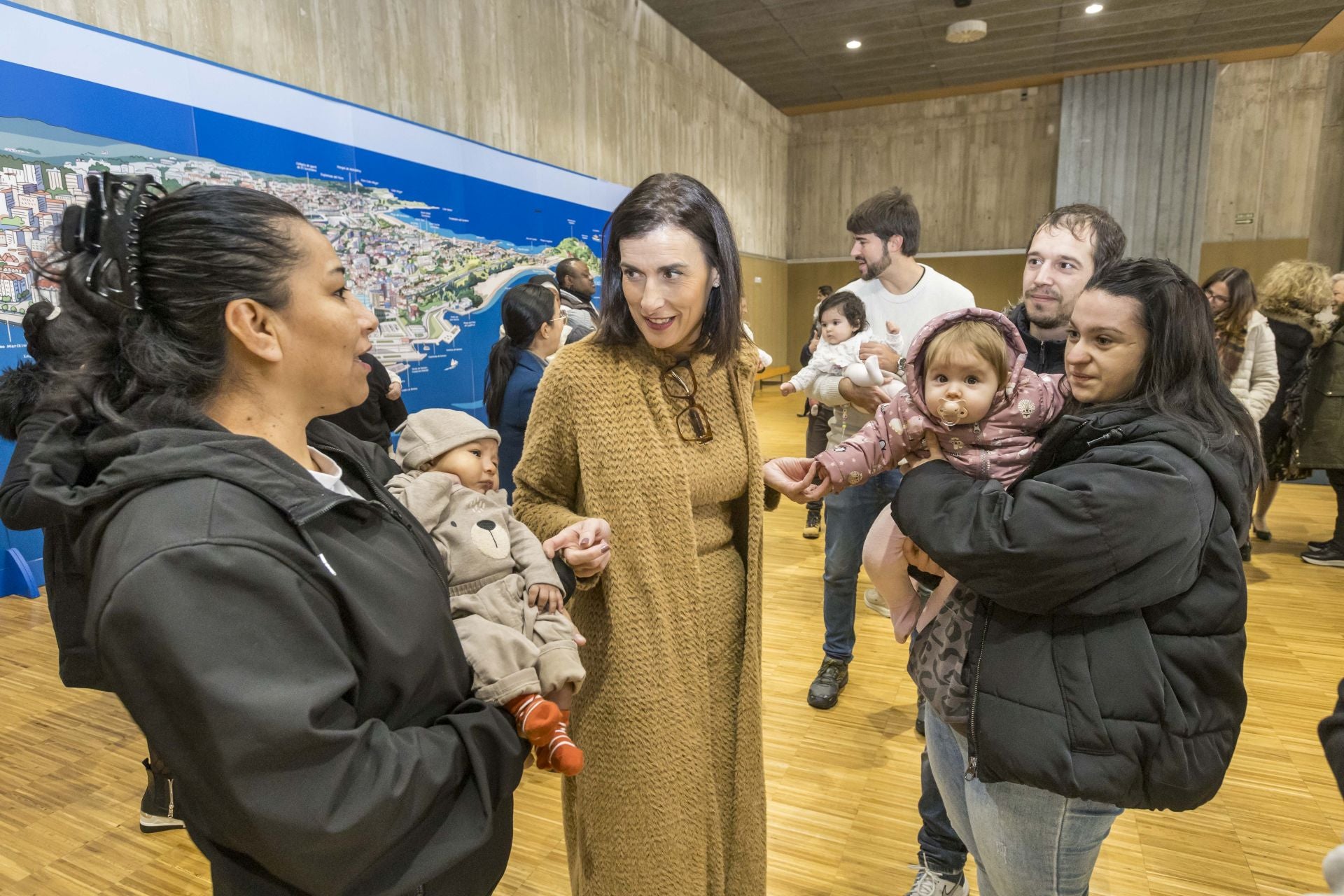 La alcaldesa conversa con los asistentes al acto celebrado en el Palacio de Exposiciones.