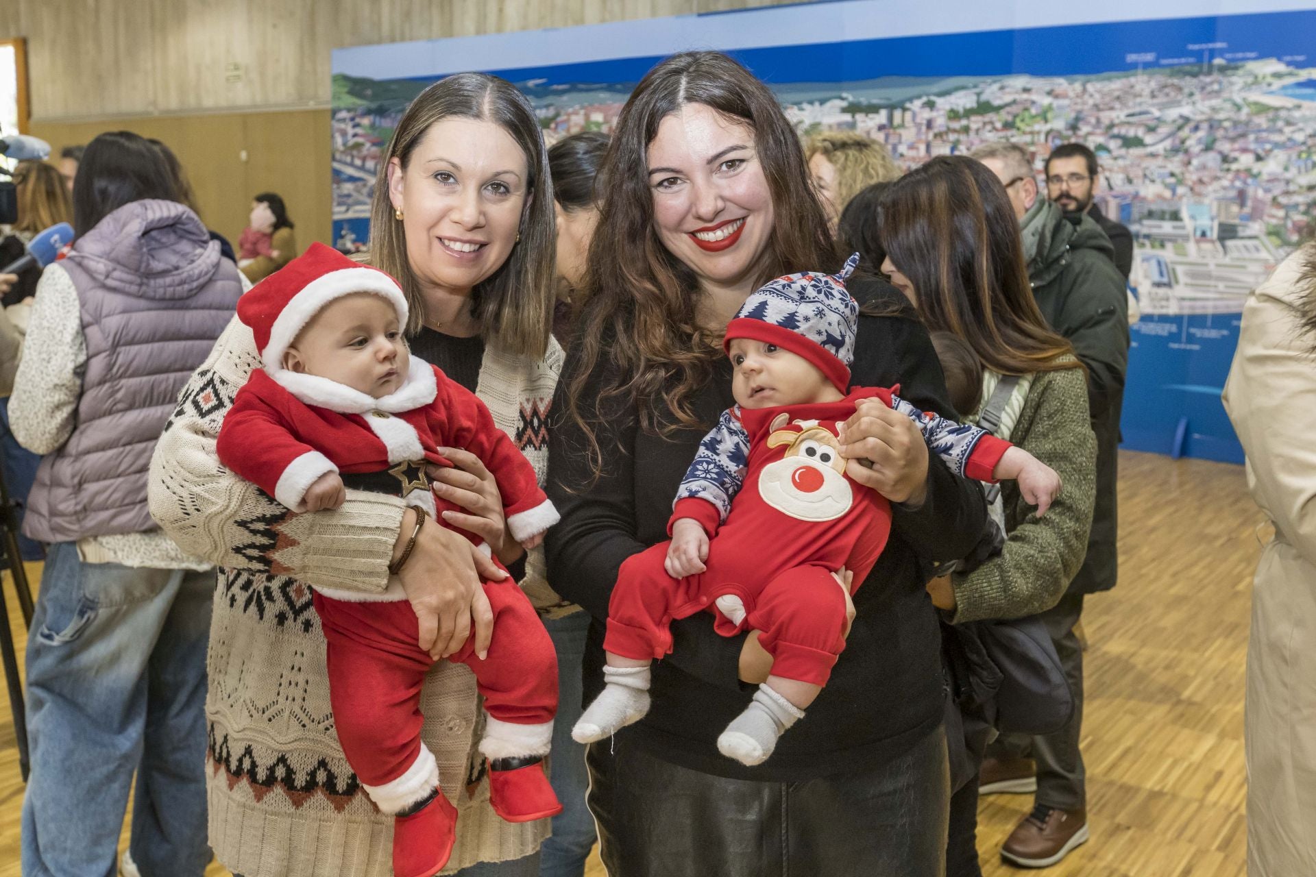 Algunos bebés vestidos con trajes navideños por la proximidad de las fechas. 