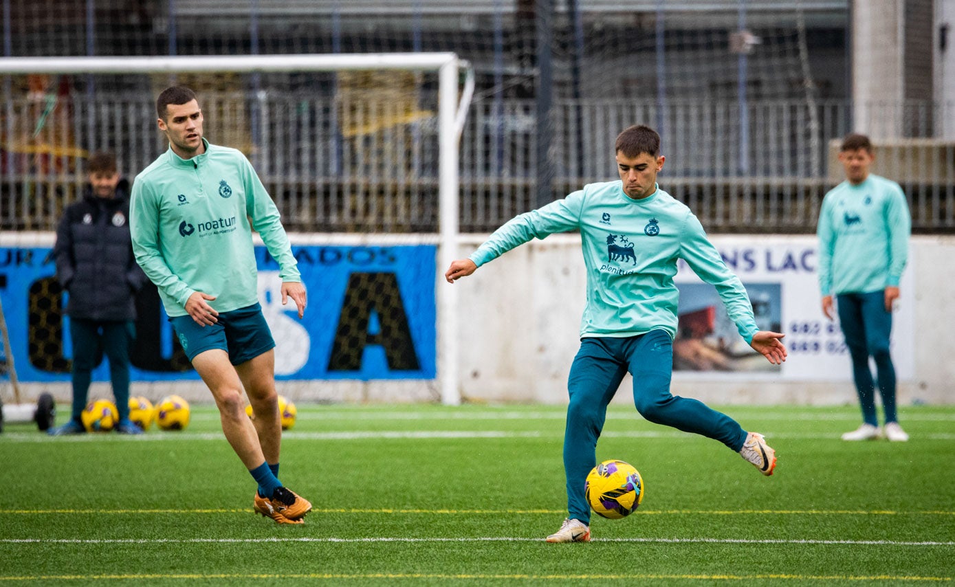 Los canteranos Mantilla, a la izquierda,  y Mario García,  a punto de golpear el balón. 