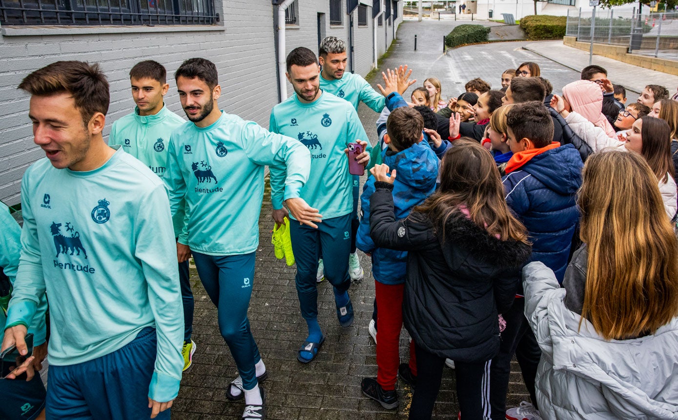 Los alumnos del colegio Buenaventura González de Bezana reciben a los jugadores del Racing