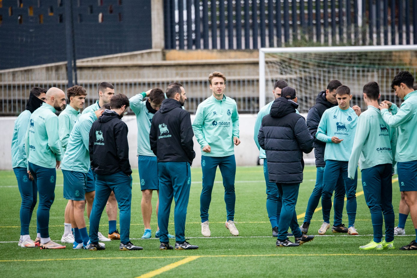 Los jugadores y el cuerpo técnico conversan antes de empezar el entrenamiento. 