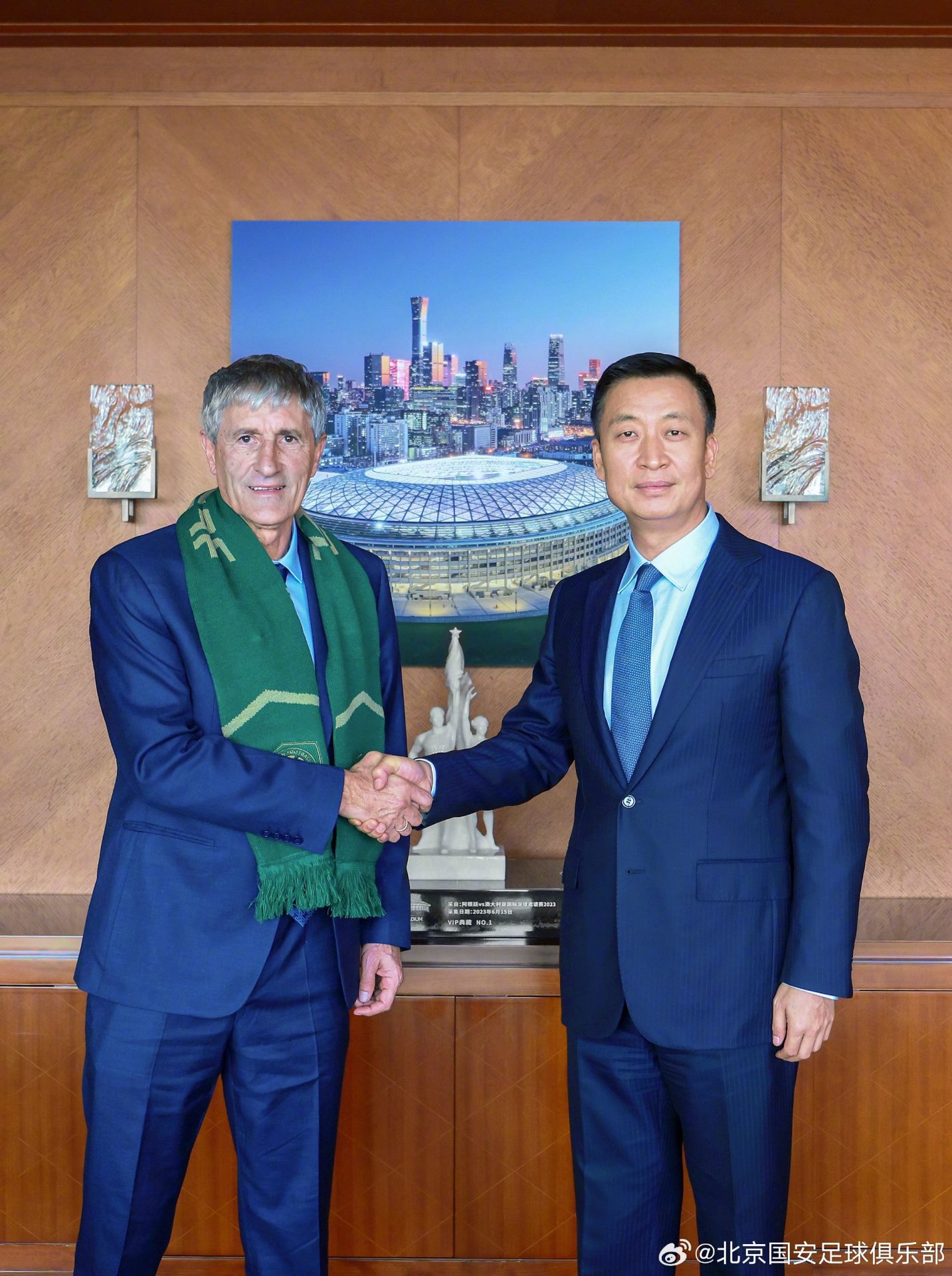 Quique Setién y Zhong Jinhui, el presidente del Beijing Guoan.