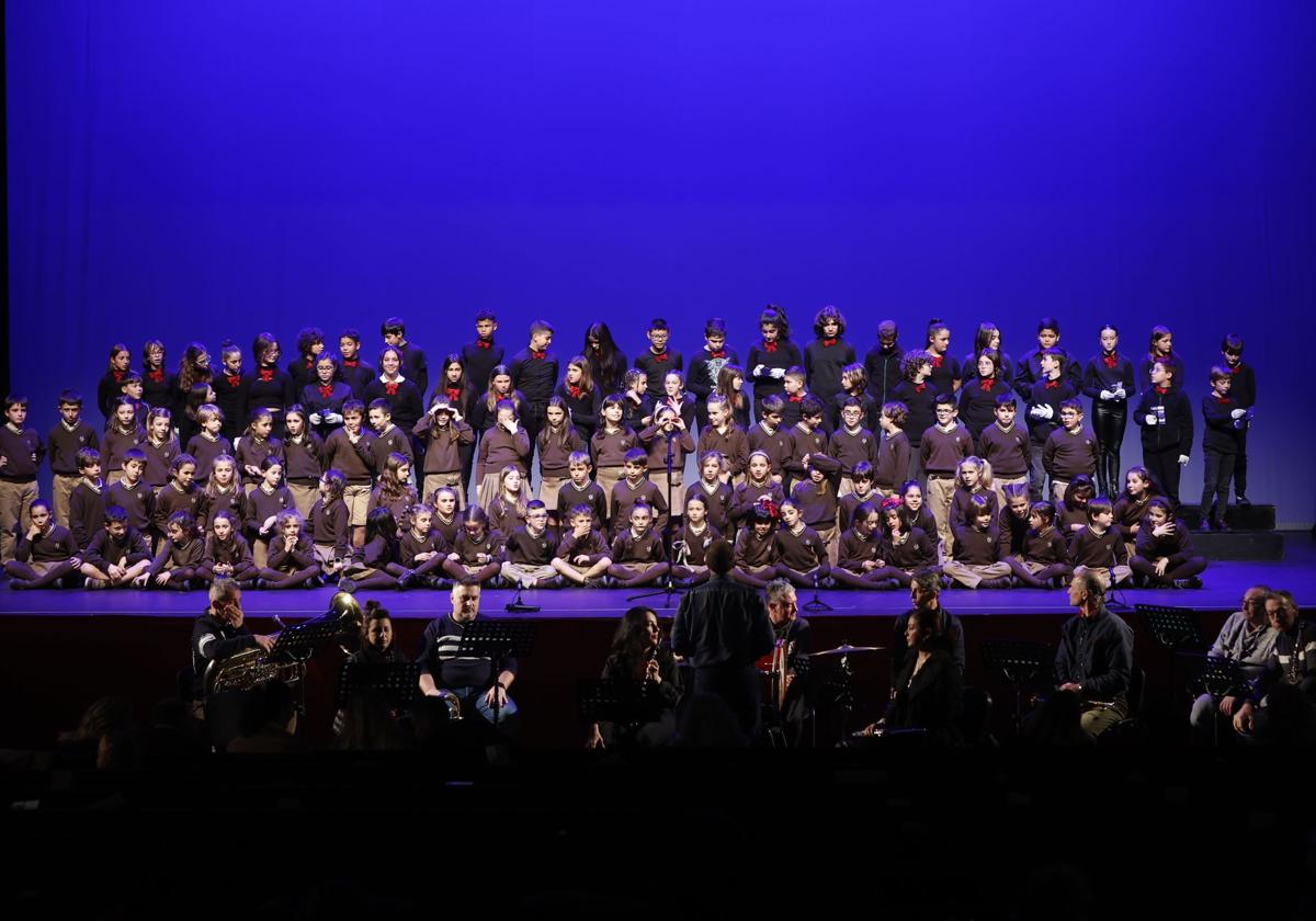 Imagen de archivo de la Banda Municipal de Música y un grupo de escolares, en una interpretación de villancicos.