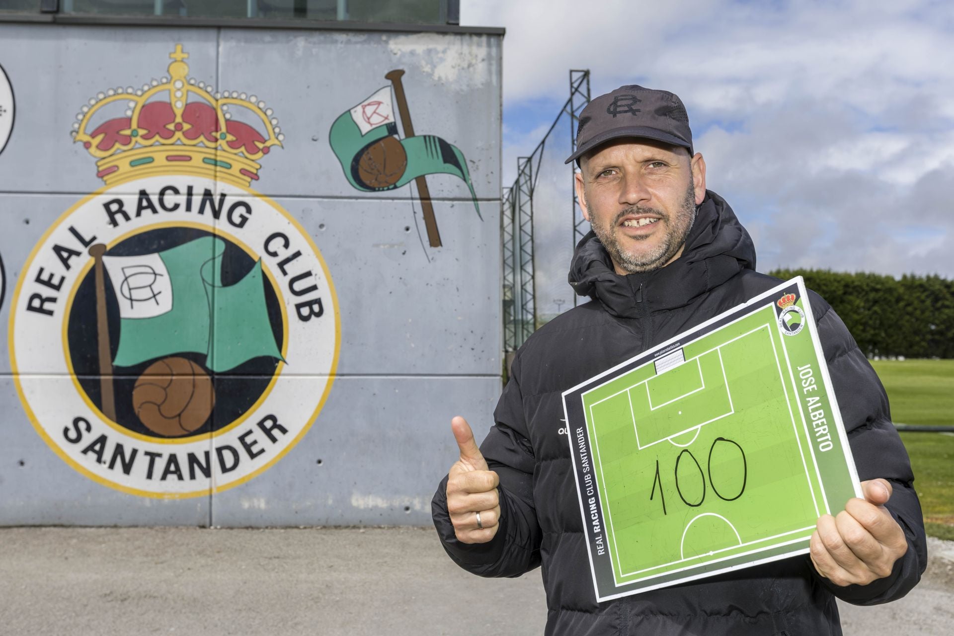 Al ganar al Huesca en la jornada 40 sumó cien puntos compo entrenador del Racing.