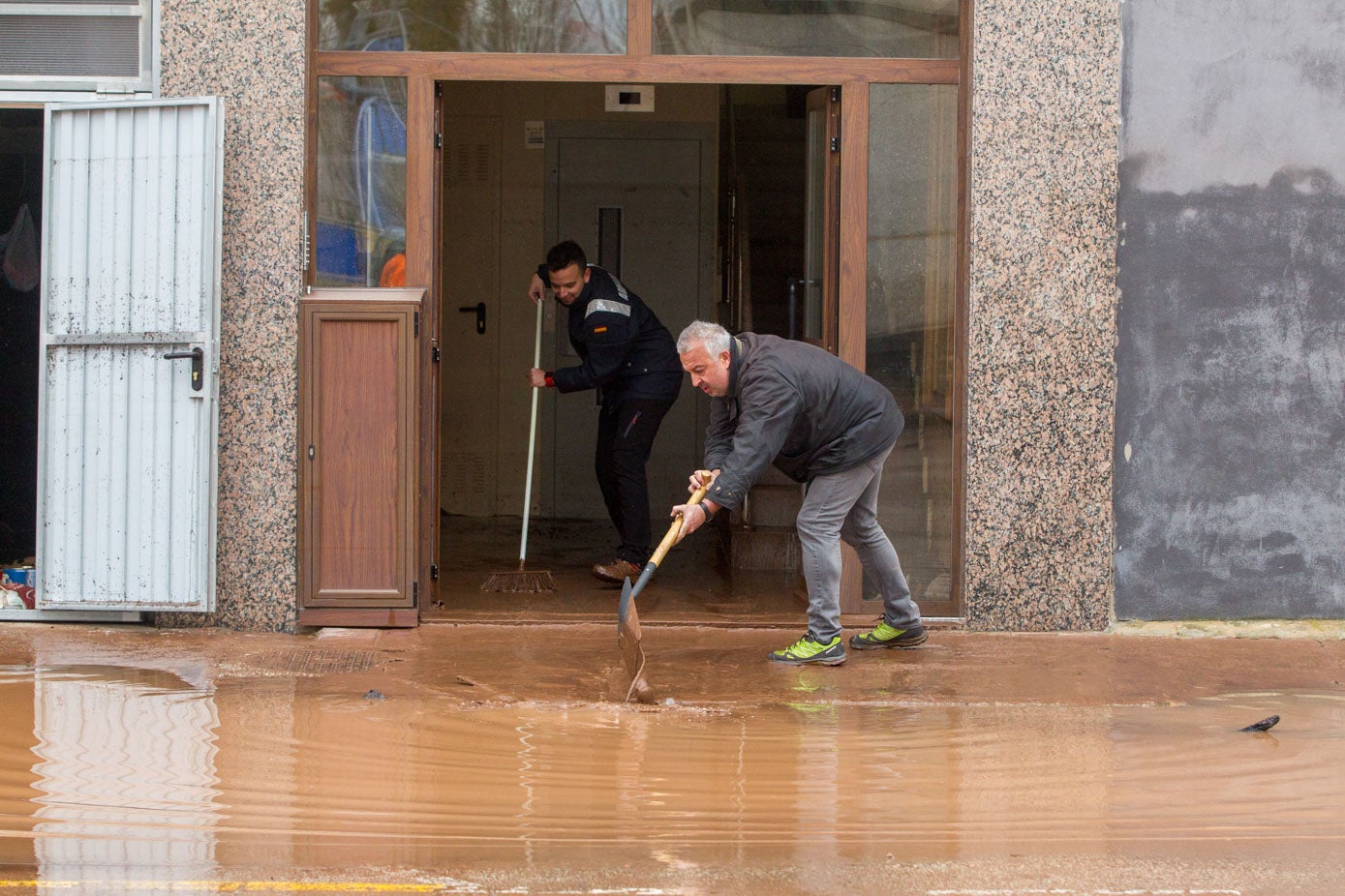 El agua y el barro entraron hasta el fondo de las casas, sobre todo en los bajos. 