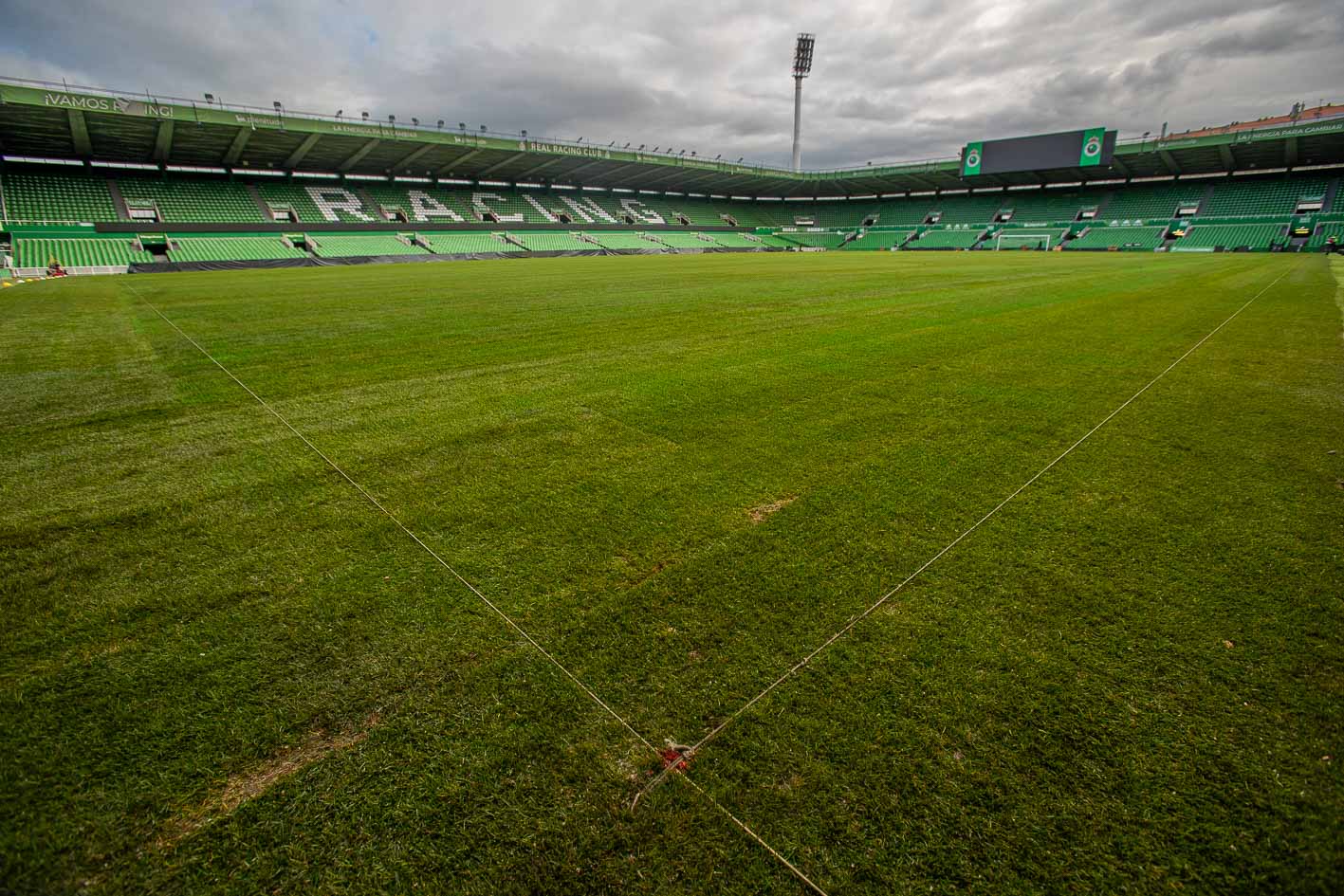 El último tepe del nuevo campo híbrido se colocó el martes a la 20.30 horas