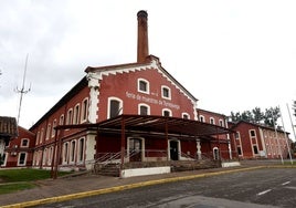 Edificio principal del recinto ferial de La Lechera, en Torrelavega.