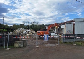 Trabajos de demolición del antiguo matadero de Treto.