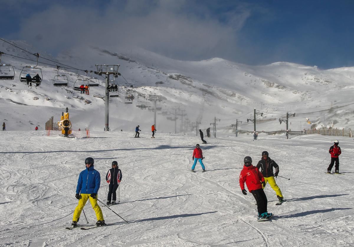 Primeros esquiadores de la temporada en Alto Campoo.