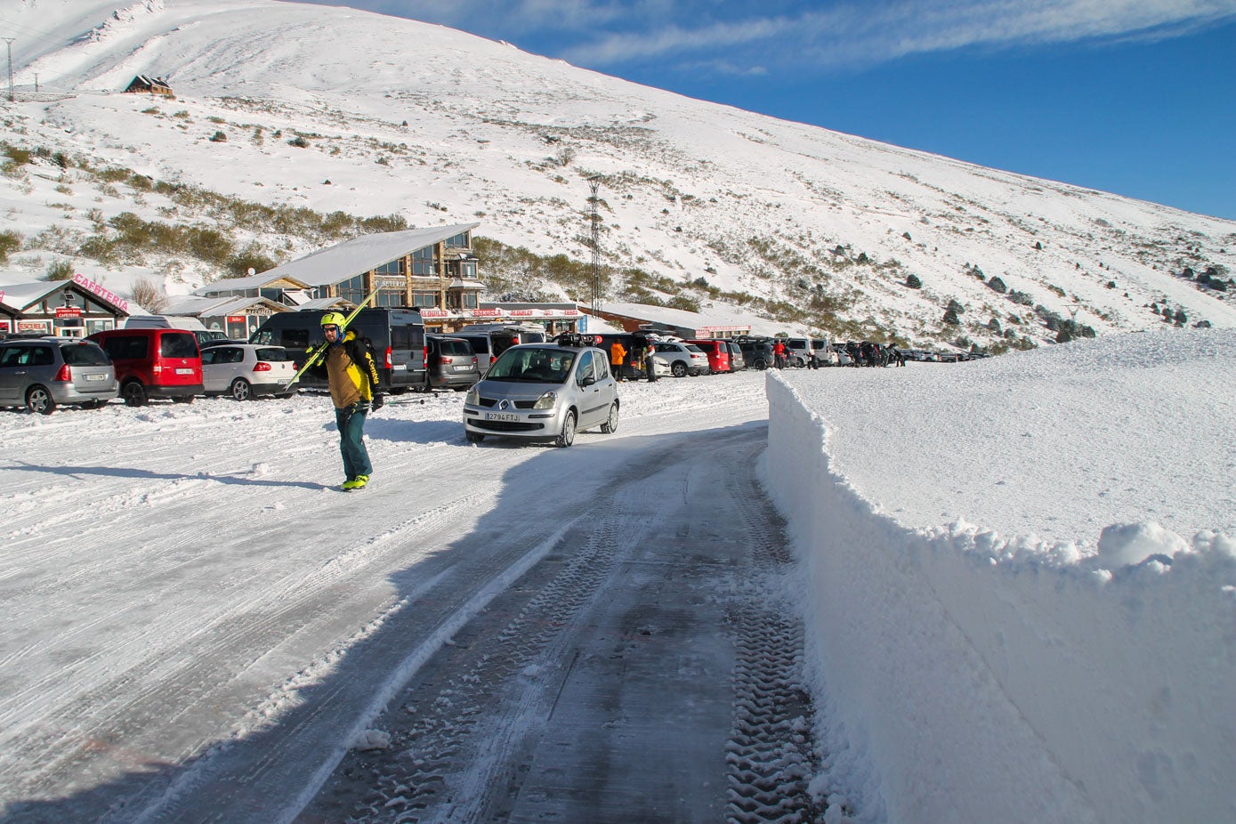 El acceso a la estación no ha sido del todo favorable, con una pequeña capa de nieve en ambos aparcamientos que dejó algún que otro susto en las primeras horas de apertura.
