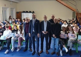 Autoridades y alumnos posan durante la ceremonia de premios, este jueves, en el salón de actos del colegio.
