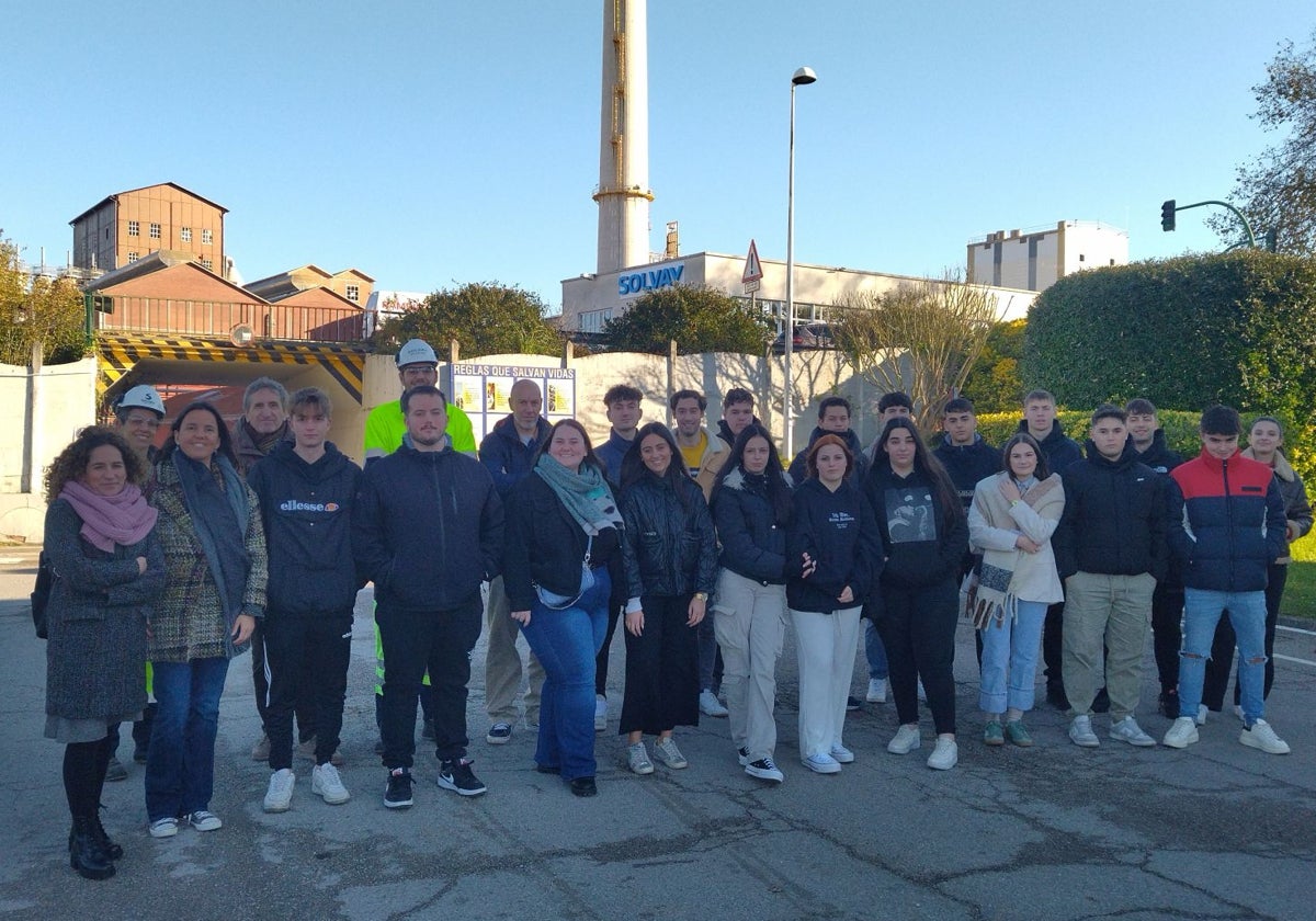 Los grupos visitaron distintas zonas de la fábrica, como la de envasado o almacenamiento.