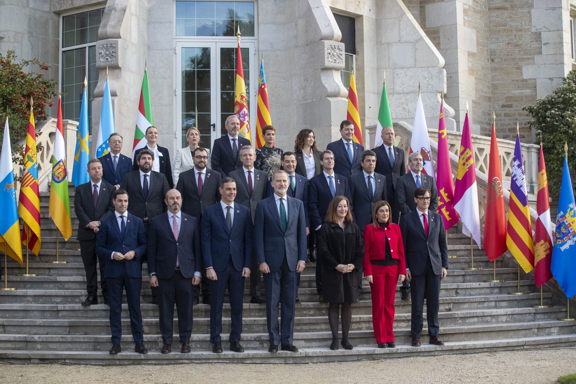 De izquierda a derecha, abajo: Imanol Pradales (País Vasco), Pedro Rollán (presidente del Senado), Pedro Sánchez, Felipe VI, Francina Armengol (presidenta del Congreso), María José Sáenz de Buruaga y Salvador Illa (Cataluña). Centro: Emiliano García-Page (Castilla-La Mancha), Fernando López Miras (Murcia), Adrián Barbón (Asturias), Alfonso Rueda (Galicia), Juan Manuel Moreno (Andalucía), Gonzalo Capellán (La Rioja), Carlos Mazón (Valencia), Fernando Clavijo (Canarias). Arriba, Juan Jesús Vivas (Ceuta), Marga Prohens (Baleares), María Guardiola (Extremadura), Jorge Azcón (Aragón), María Chivite (Navarra), Isabel Díaz Ayuso (Madrid), Alfonso Fernández Mañueco (Castilla y León) y Miguel Marín (vicepresidente de Melilla)