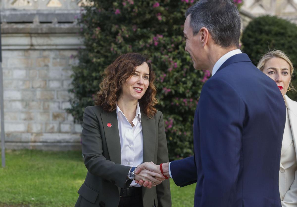 Isabel Díaz Ayuso, presidenta de la Comunidad de Madrid, saluda a Pedro Sánchez, presidente del Gobierno de España, esta viernes, en el Palacio de la Magdalena.