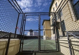 Patio del Menéndez Pelayo, cerrado a los alumnos por su mal estado.