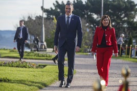 El presidente del Gobierno, Pedro Sánchez, y la presidenta regional, María José Sáenz de Buruaga, antes de la declaración institucional.