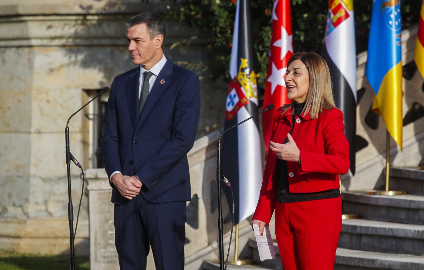 Pedro Sánchez y María José Sáenz de Buruaga han comparecido ante los medios antes de que se iniciaran las negociaciones