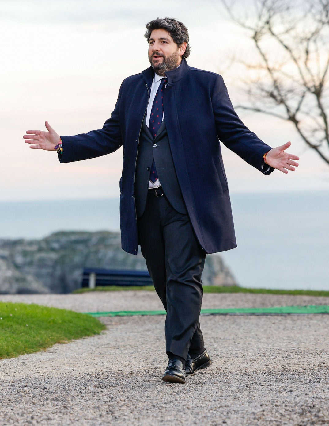 Fernando López Miras, presidente de la Región de Murcia, con traje y abrigo azules. 