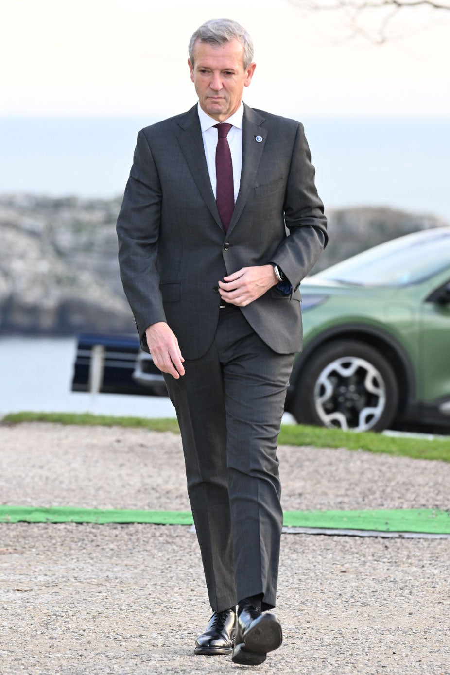 El presidente de Galicia, Alfonso Rueda, combinó su traje gris con una camisa blanca y una corbata granate. 