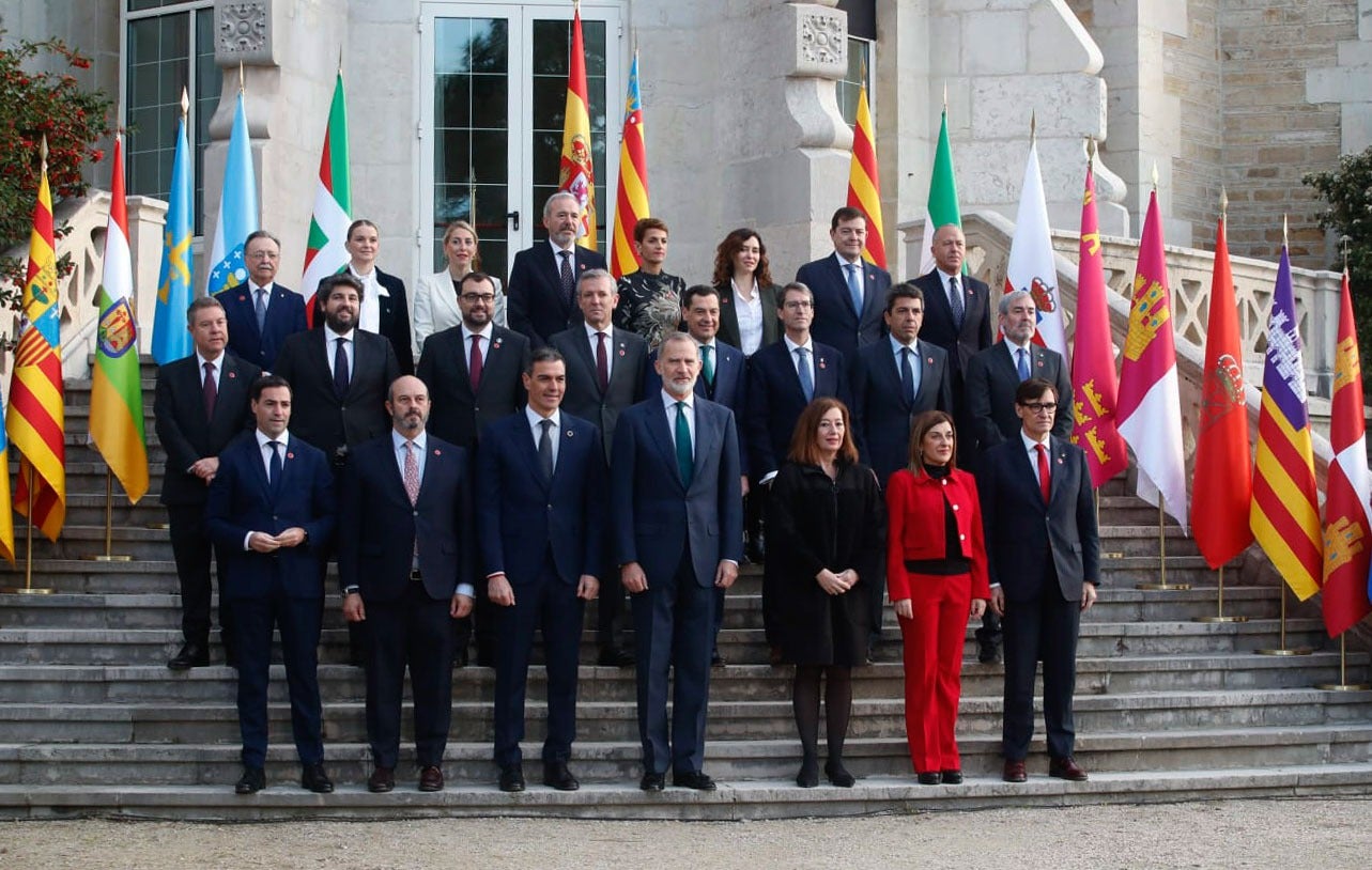 De izquierda a derecha, abajo: Imanol Pradales (País Vasco), Pedro Rollán (presidente del Senado), Pedro Sánchez, Felipe VI, Francina Armengol (presidenta del Congreso), María José Sáenz de Buruaga y Salvador Illa (Cataluña). Centro: Emiliano García-Page (Castilla-La Mancha), Fernando López Miras (Murcia), Adrián Barbón (Asturias), Alfonso Rueda (Galicia), Juan Manuel Moreno (Andalucía), Gonzalo Capellán (La Rioja), Carlos Mazón (Valencia), Fernando Clavijo (Canarias). Arriba, Juan Jesús Vivas (Ceuta), Marga Prohens (Baleares), María Guardiola (Extremadura), Jorge Azcón (Aragón), María Chivite (Navarra), Isabel Díaz Ayuso (Madrid), Alfonso Fernández Mañueco (Castilla y León) y Miguel Marín (vicepresidente de Melilla)