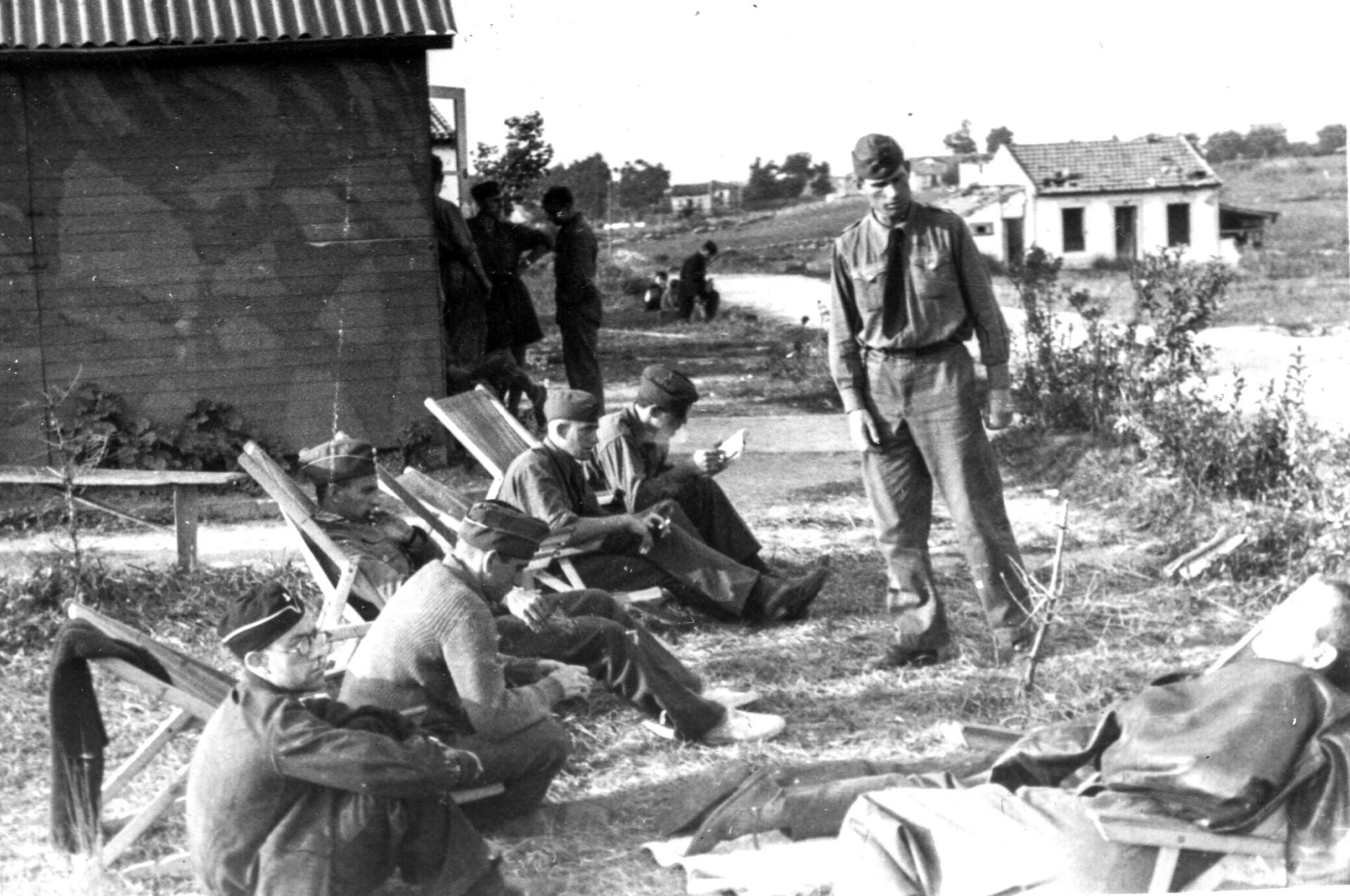 Tripulaciones de la Legión Cóndor descansando entre misión y misión. La Albericia, septiembre 7 octubre de 1937. 