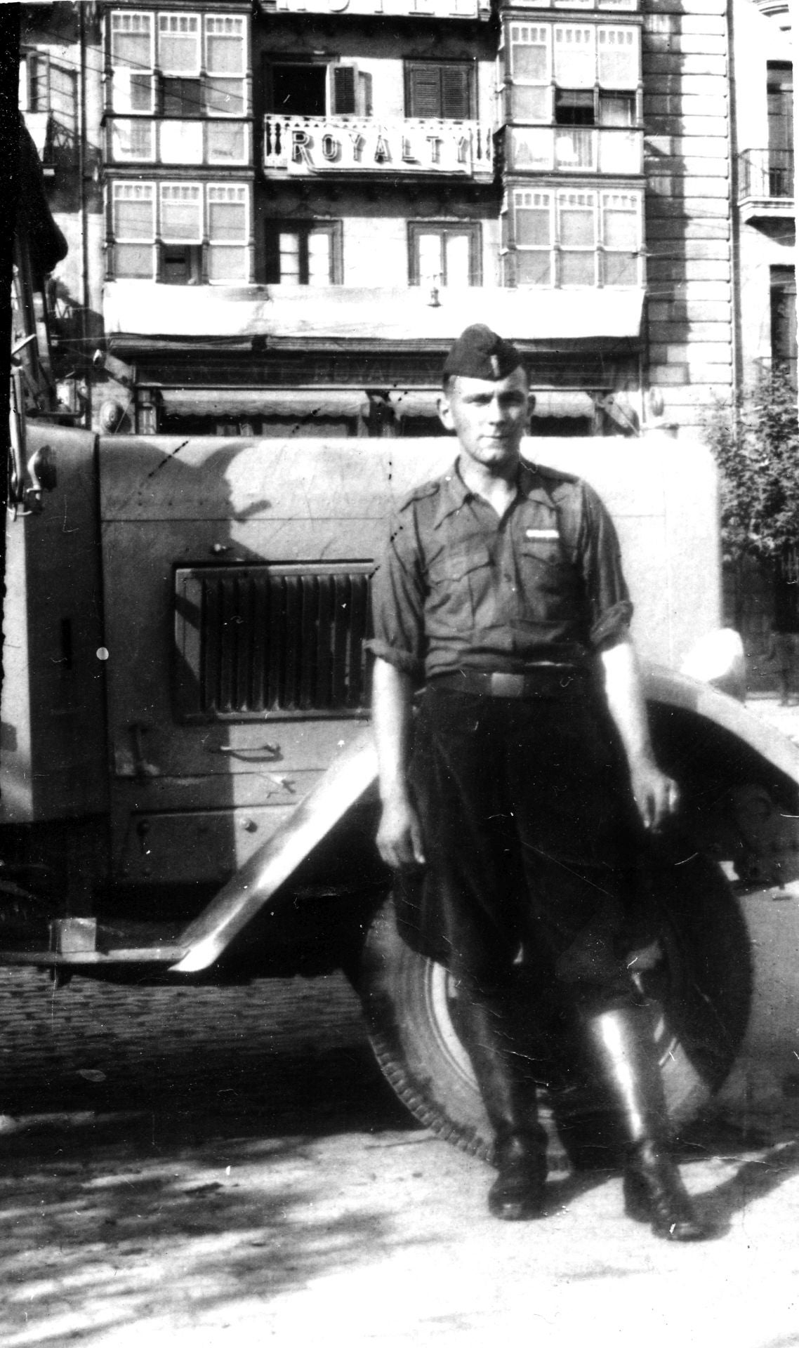 Conductor de la Legión Cóndor en el centro de Santander, 15 de octubre de 1937.