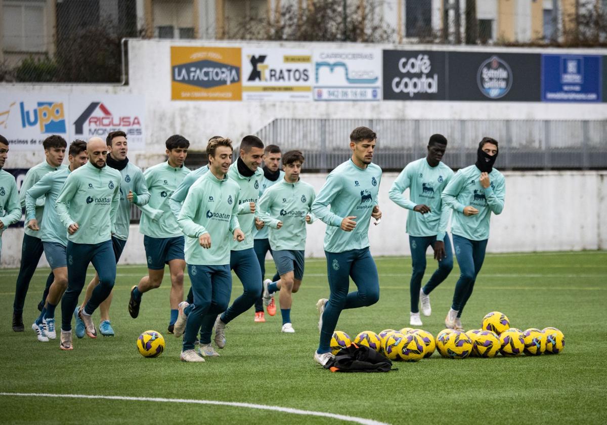 Los jugadores del Racing trotan en la sesión del martes en Bezana,