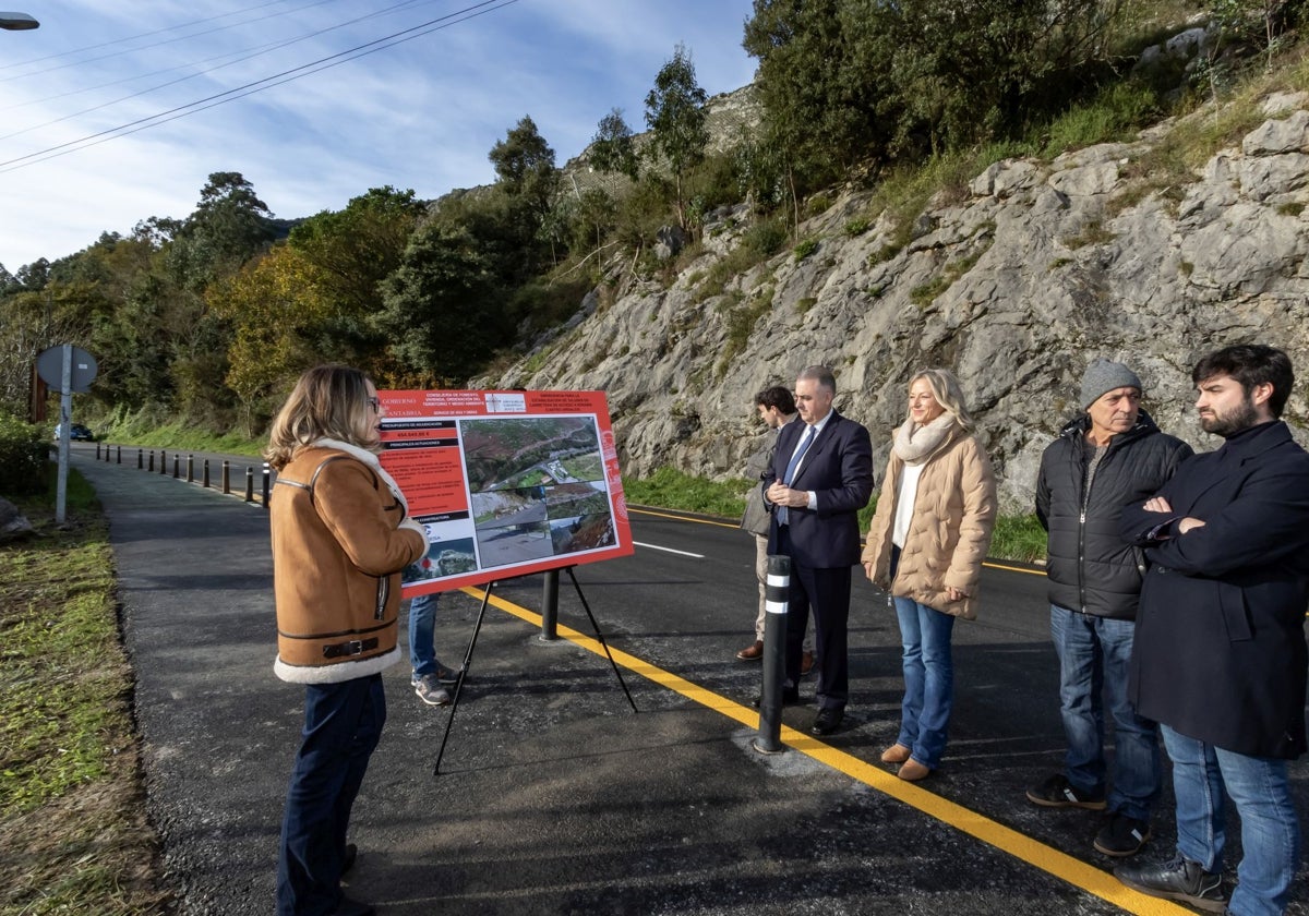 Visita del consejero de Fomento y las autoridades municipales a la carretera de acceso a Sonabia.