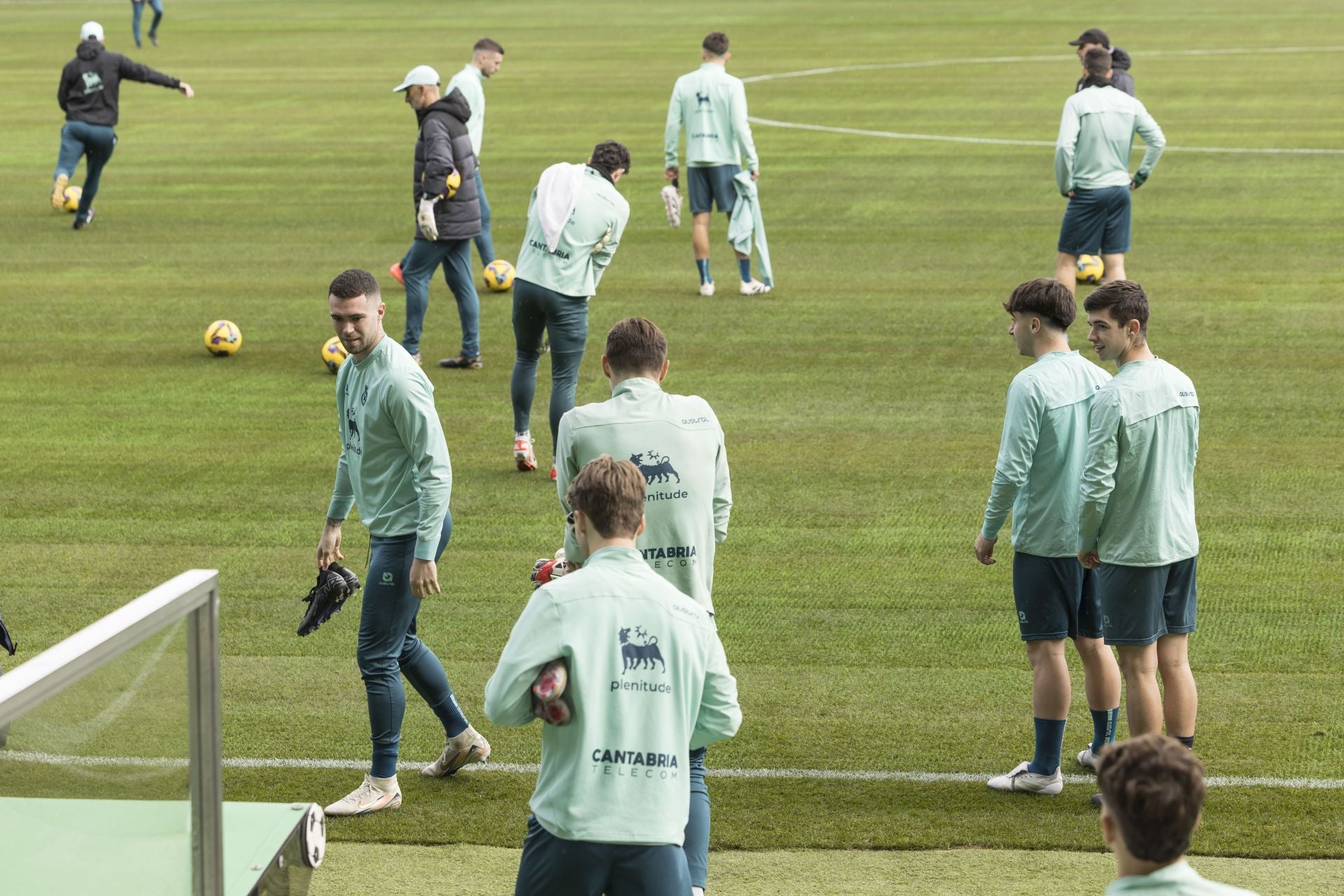 Salida de los futbolistas a la sesión.