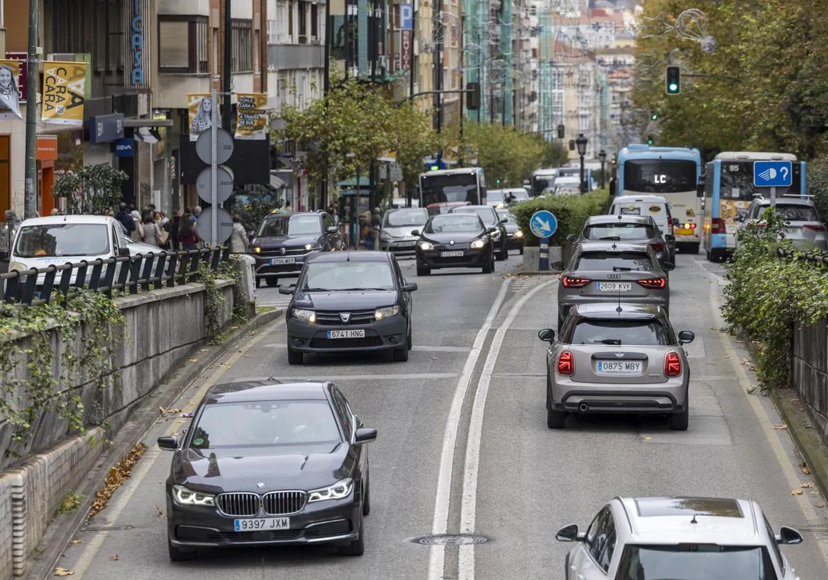 Tráfico en la calle San Fernando y Atilano Rodríguez, en el centro de Santander.