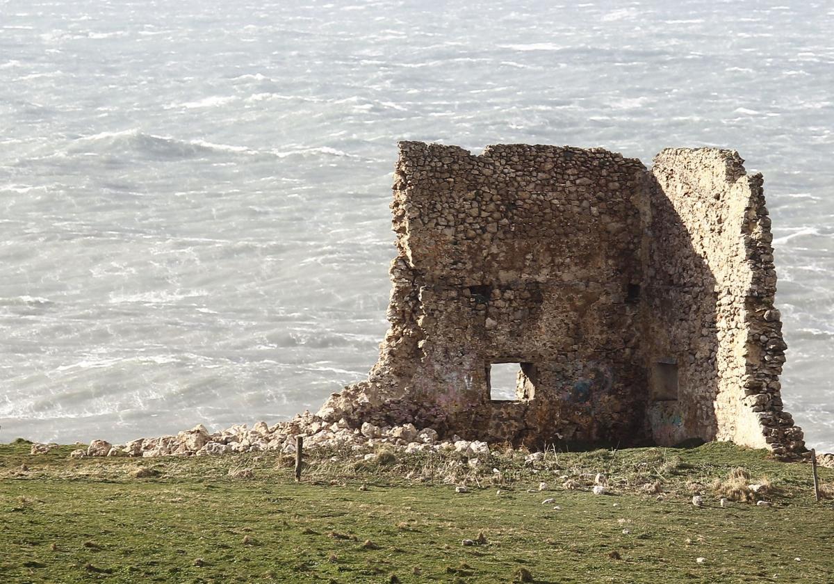 El paredón de San Telmo, una atalaya medieval en los acantilados de Ubiarco.