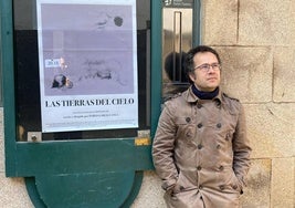 Pablo García Cangas, junto al cartel de la película que se proyecta mañana en el Casyc.