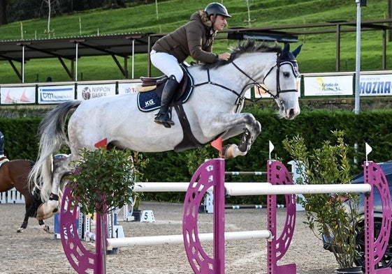 Álvaro González de Zárate y Grace Blue, en uno de los obstáculos.