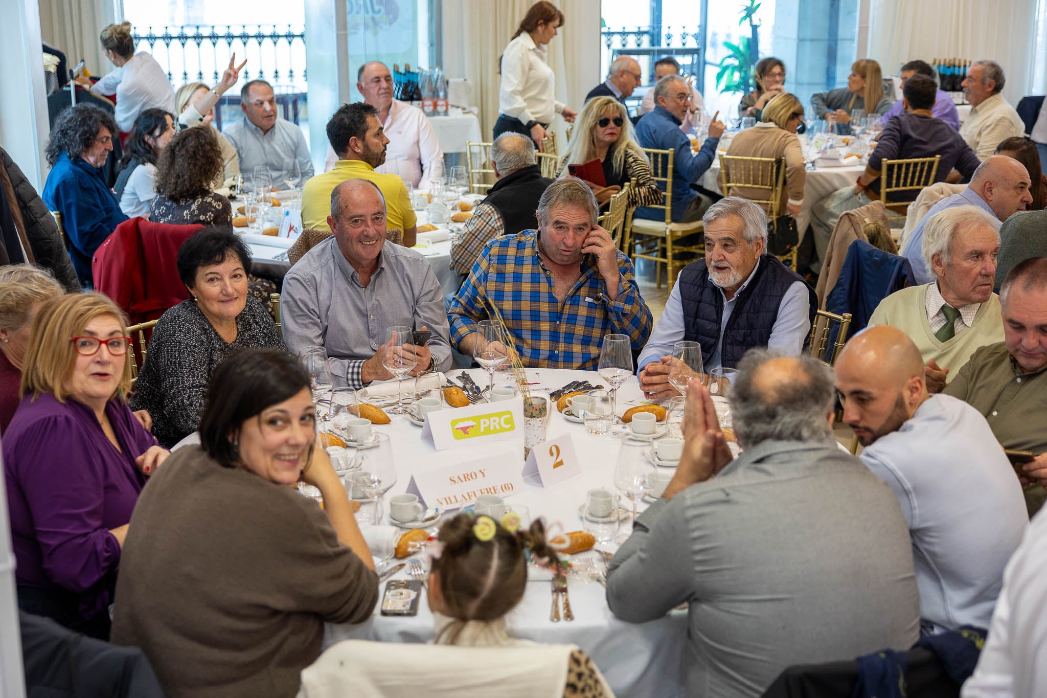 Los militantes de Saro y Villafufre comparten mesa en la comida navideña.