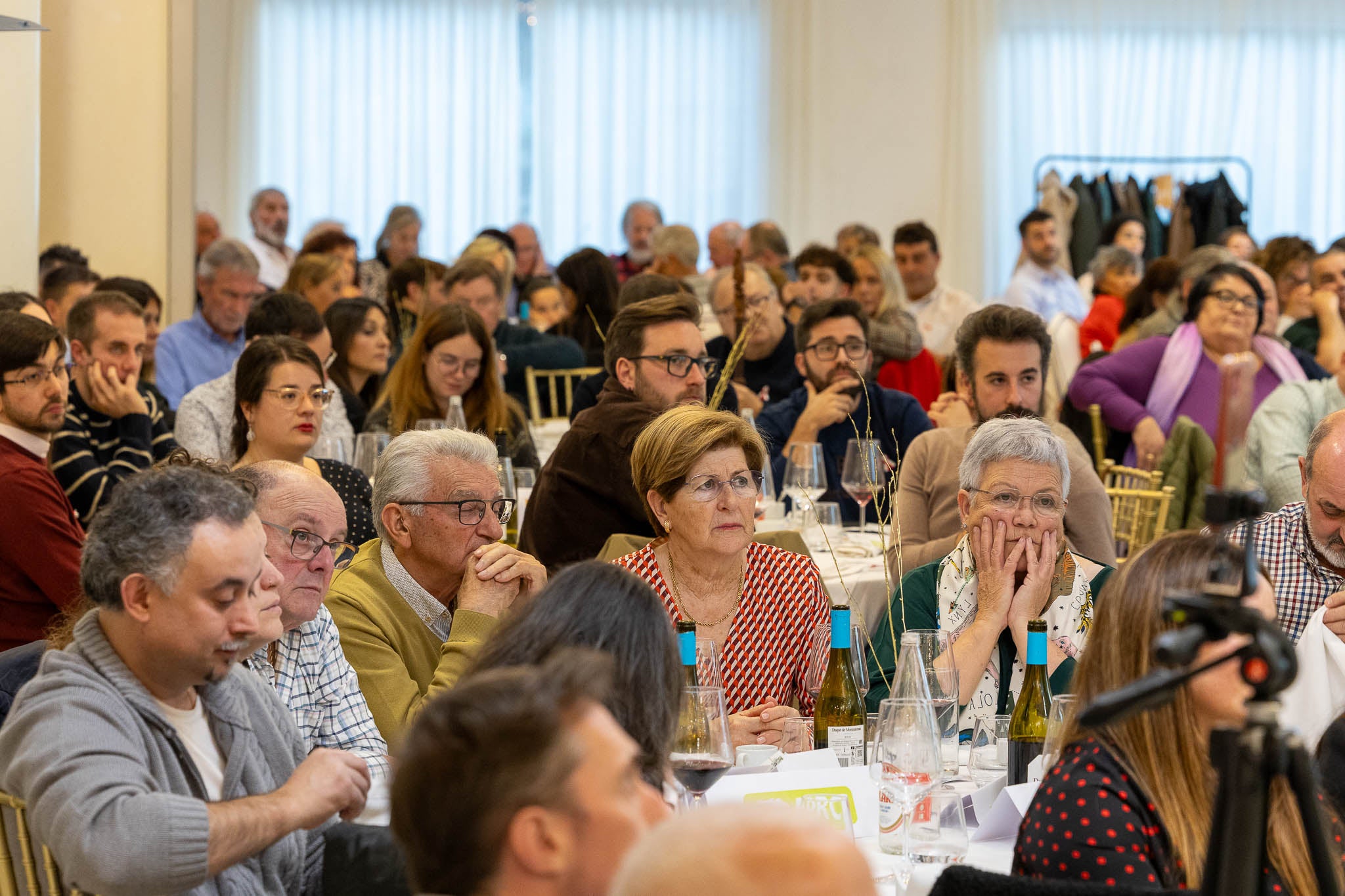 Las caras de los asistentes durante el discurso de Miguel Ángel Revilla.