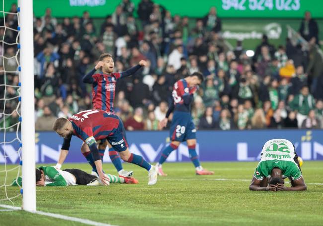 La cara y la cruz. La alegría de los jugadores del Huesca y la tristeza de los racinguistas.