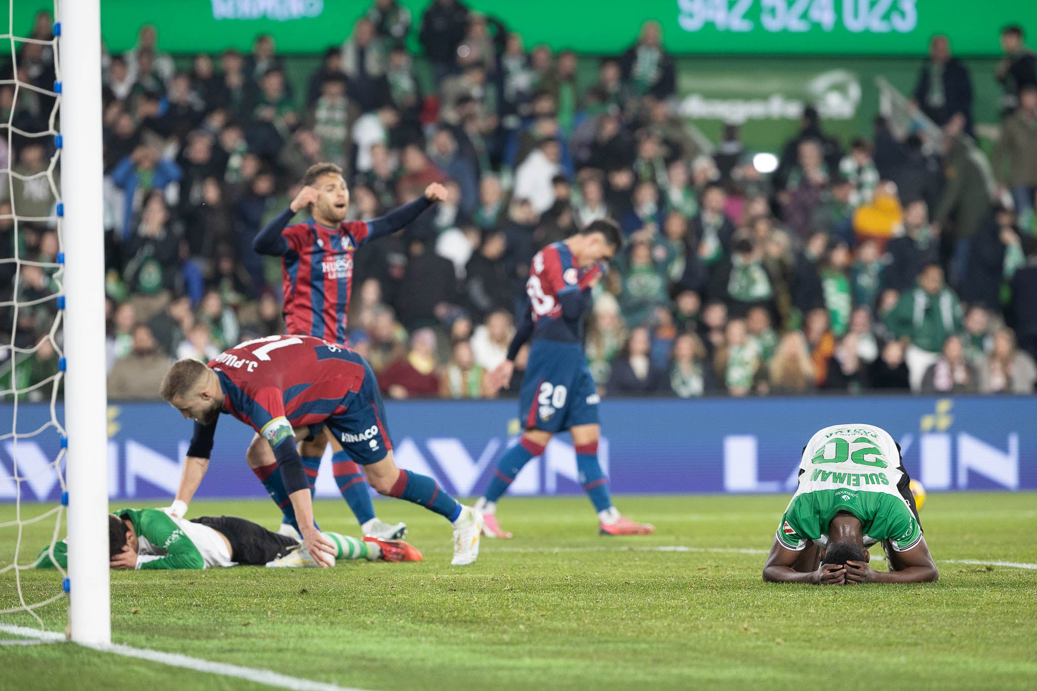 La cara y la cruz. La alegría de los jugadores del Huesca y la tristeza de los racinguistas. 