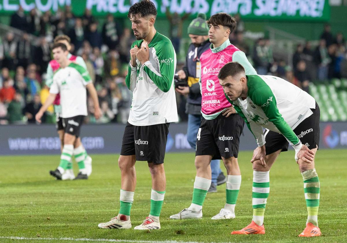 Los jugadores del Racing, cabizbajos, ante La Gradona tras la derrota.