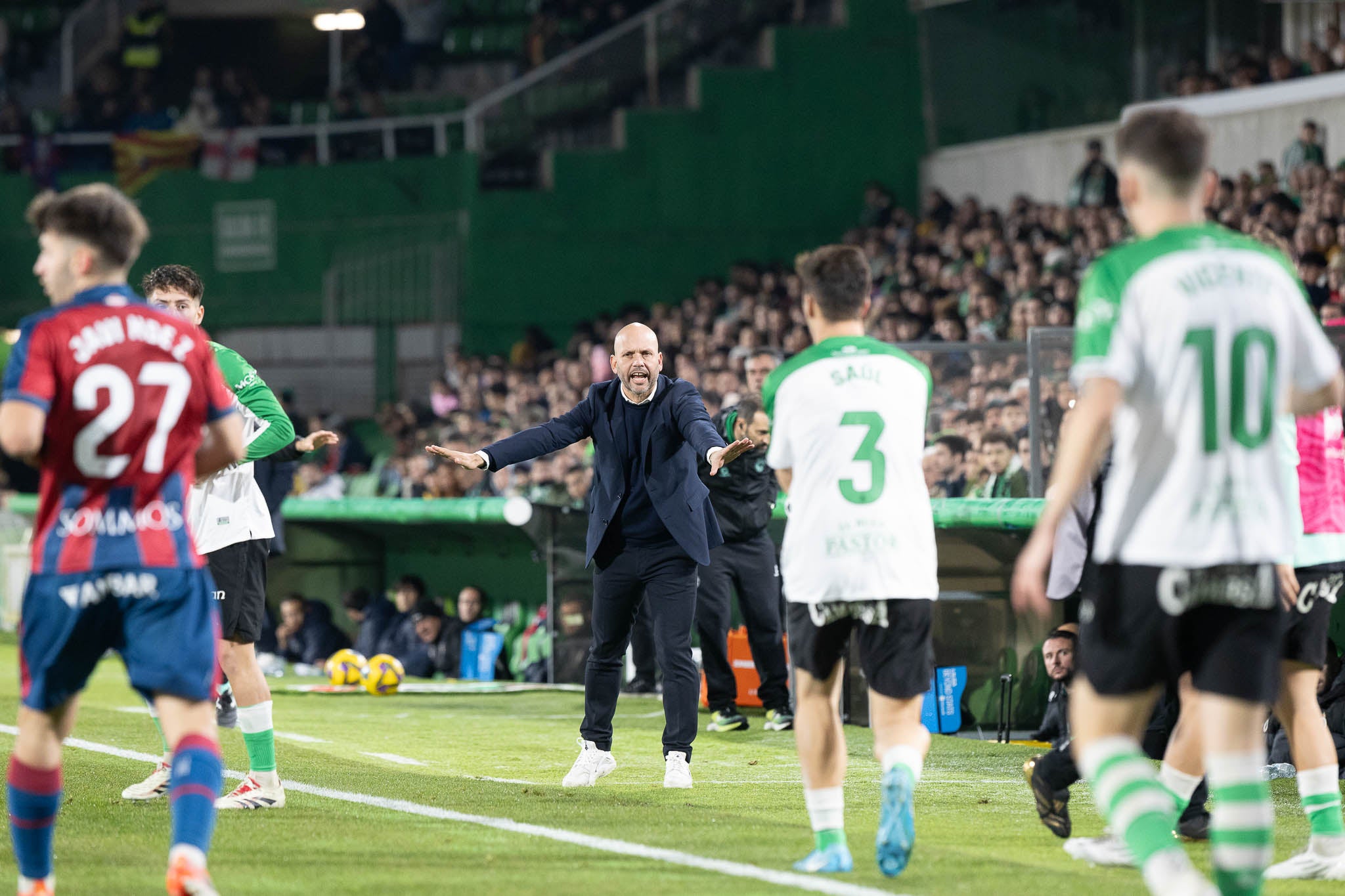 José Alberto pide calma a sus futbolistas en un lance del encuentro. 