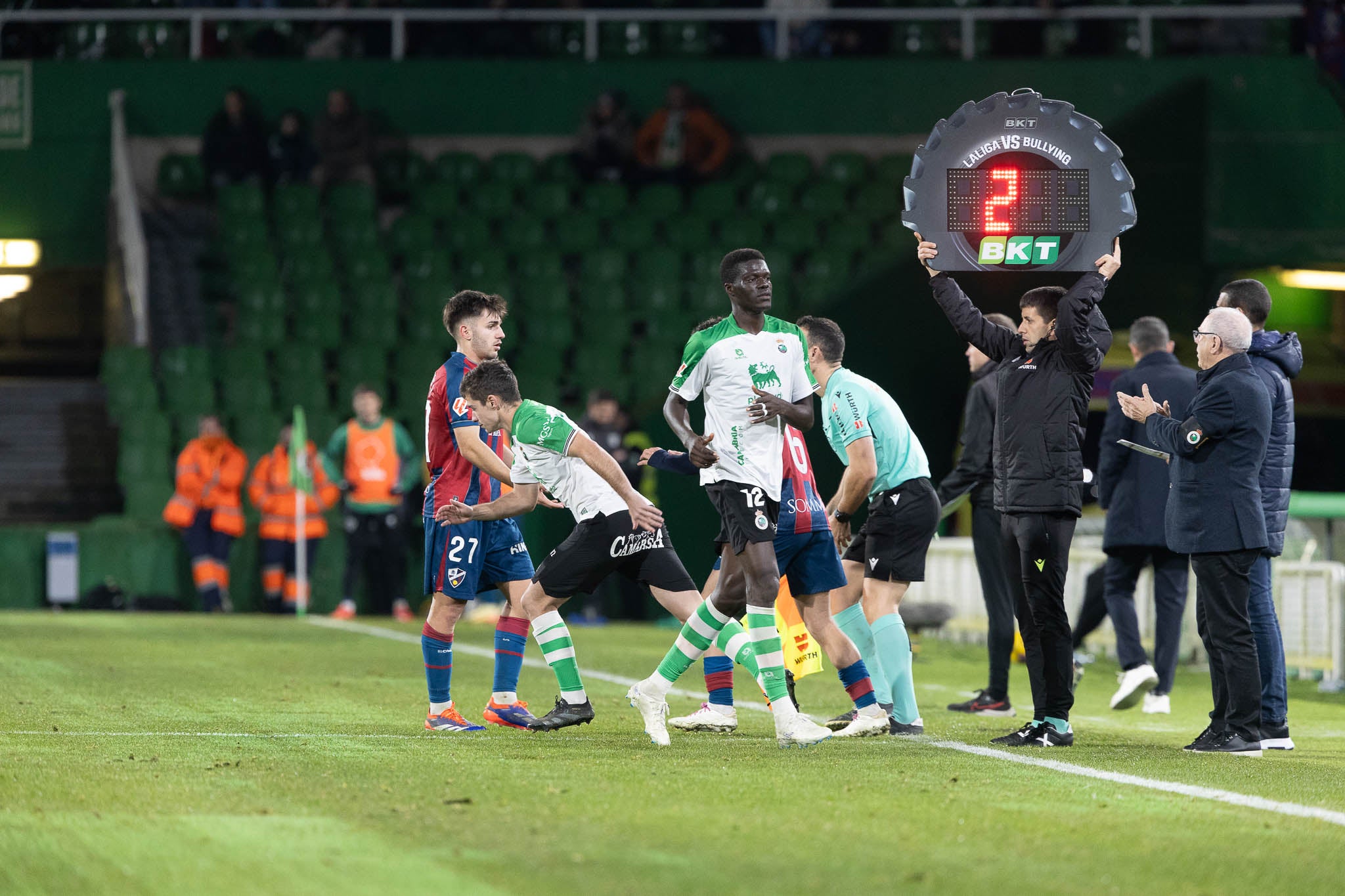 Diego Díaz sustituye a Maguette Gueye en el minuto 79.