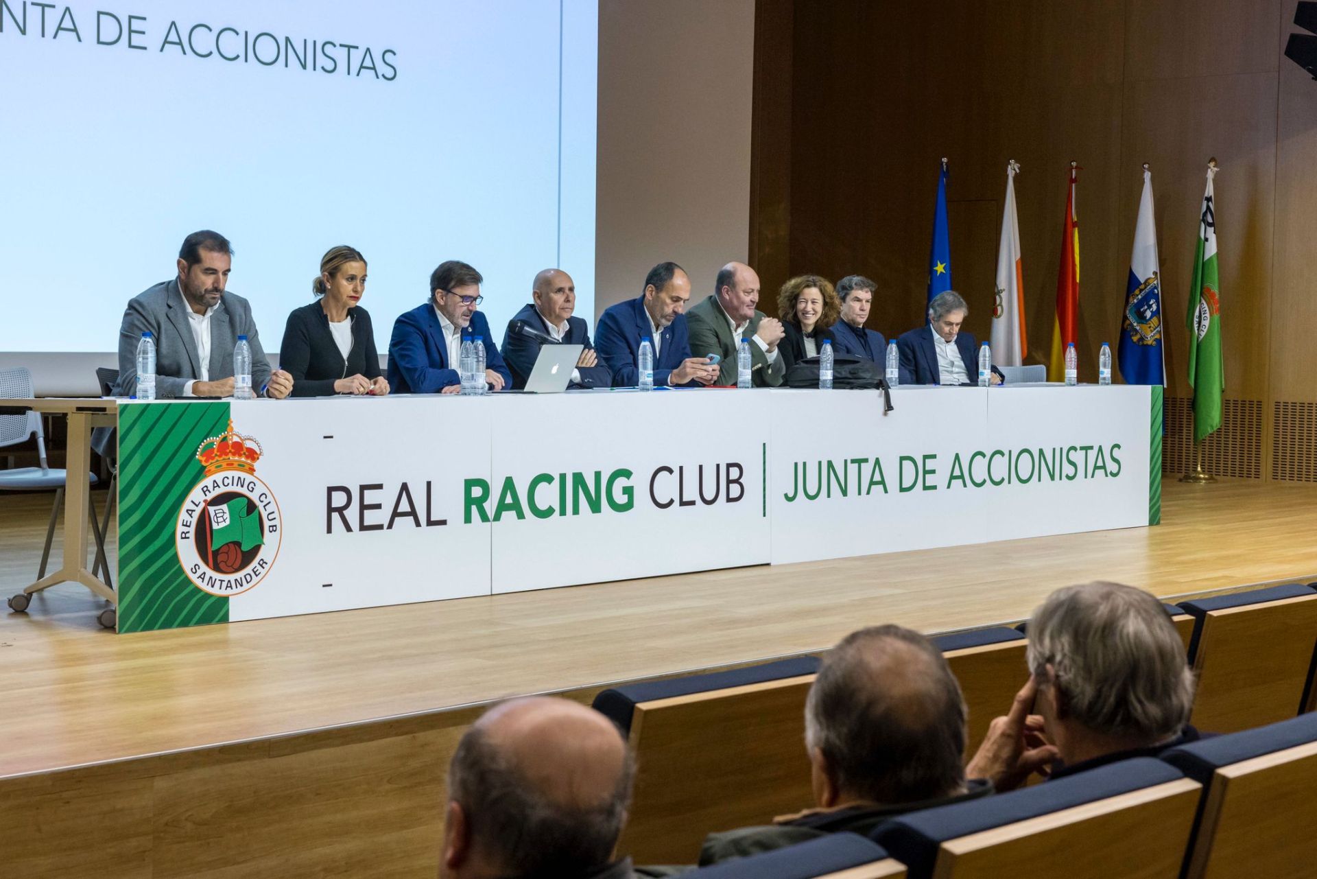 El consejo de administración del Racing, durante la Junta General de Accionistas.