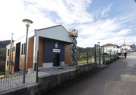 Edificio del albergue juvenil de La Montaña, en el que estos días se reparan goteras.