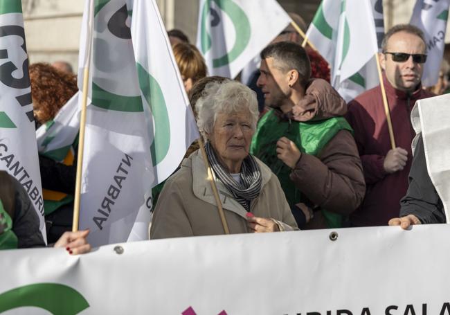 Grupo de funcionarios concentrados en la Delegación del Gobierno en Cantabria.