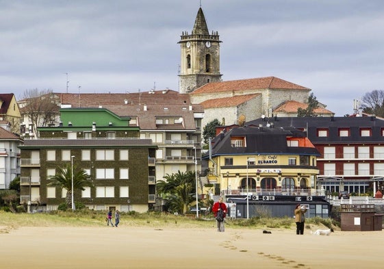 Varias personas pasean por la playa de Trengandín de Noja, uno de los municipios en los que se han detectado más pisos turísticos ilegales.