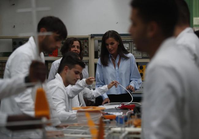 La reina con alumnos del grado medio de Electricidad.