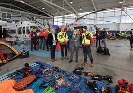 Las consejeras Susinos y Urrutia visitaron ayer las dos aeronaves en el hangar del 112 en el aeropuerto Seve Ballesteros.