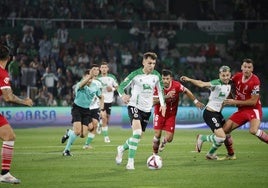 Íñigo Vicente, con el balon en el choque ante el Cartagena.