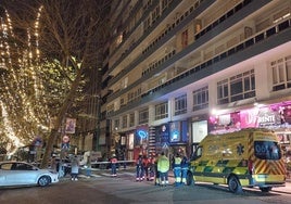 Dispositivo en la calle Vargas con la zona acordonada a medianoche.